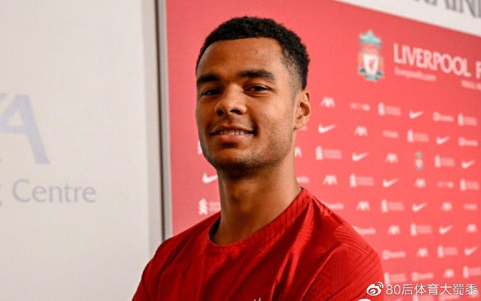 世体：塞瓦略斯观看皇马B队和贝蒂斯B队比赛，并与后者交流